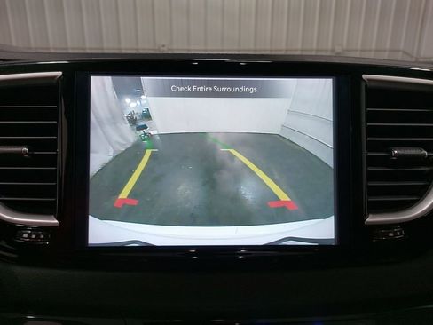 Used 2024 Chrysler Pacifica Touring-L image 40