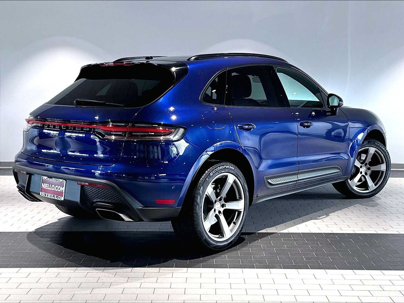 Used 2022 Porsche Macan AWD/4WD image 10