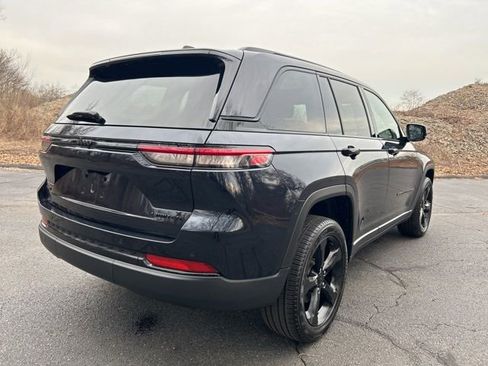 Used 2024 Jeep Grand Cherokee Limited w/ Black Appearance Package AWD/4WD image 4