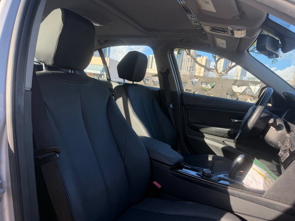 Used 2018 BMW 320i Sedan RWD image 13