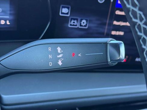 Used 2025 Chevrolet Traverse LT image 23