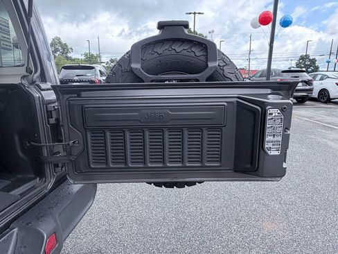 Used 2022 Jeep Wrangler Unlimited Rubicon w/ LED Lighting Group AWD/4WD image 30