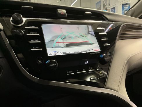 Used 2020 Toyota Camry XLE w/ Sunroof Package image 27