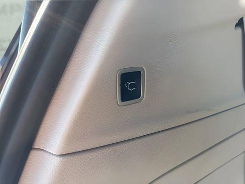 Used 2024 Chrysler Pacifica Select image 32