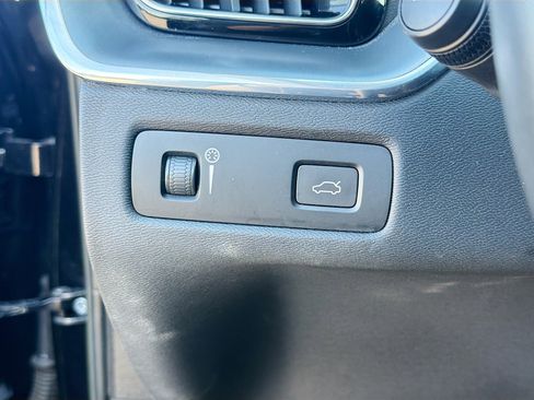 Used 2022 Volvo XC60 B5 Momentum image 34