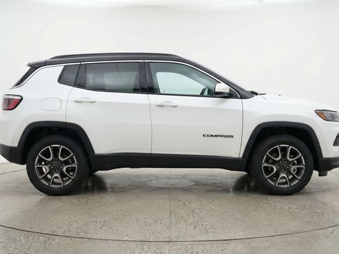 Used 2025 Jeep Compass Trailhawk image 11