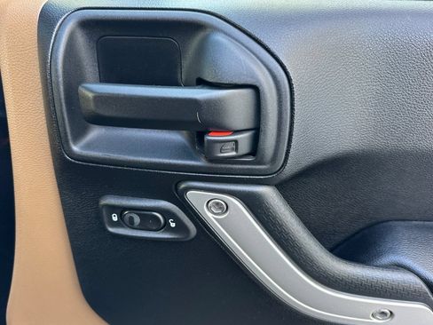 Used 2016 Jeep Wrangler Rubicon w/ Power Convenience Group AWD/4WD image 22