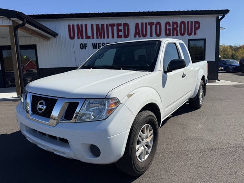 Used 2019 Nissan Frontier SV image 1