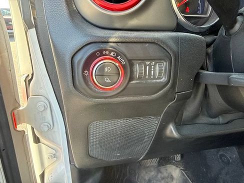 Used 2021 Jeep Gladiator Rubicon AWD/4WD image 11