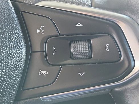 Used 2025 Chevrolet Trax LT w/ LT Convenience Package image 9