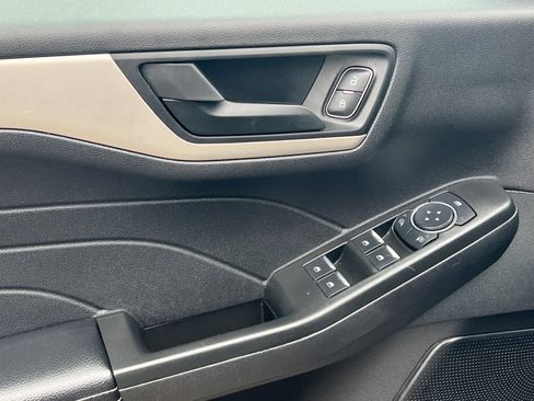 Used 2022 Ford Escape SE image 12