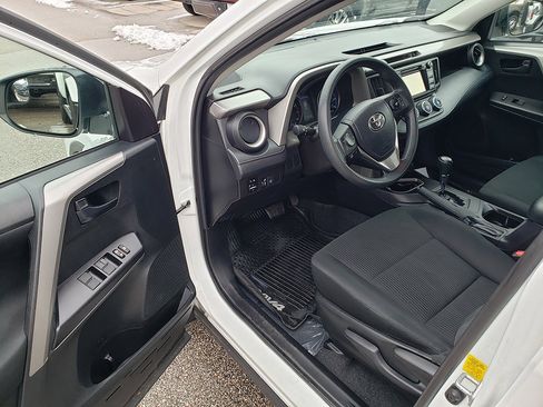Used 2018 Toyota RAV4 LE image 9