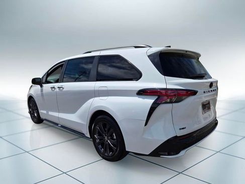 Used 2025 Toyota Sienna XSE w/ XSE Plus Package FWD image 8