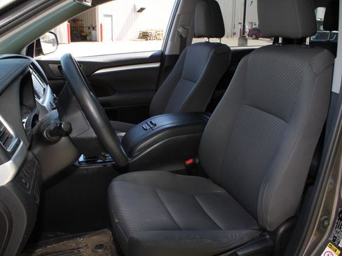 Used 2019 Toyota Highlander LE AWD/4WD image 14