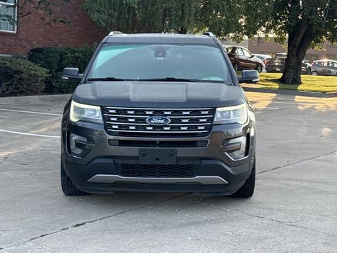 Used 2017 Ford Explorer Limited w/ Equipment Group 301A FWD image 2