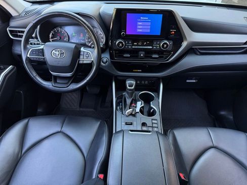 Certified 2023 Toyota Highlander XLE image 17