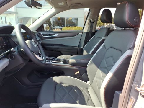 Certified 2024 Volkswagen Atlas Peak Edition SE image 18