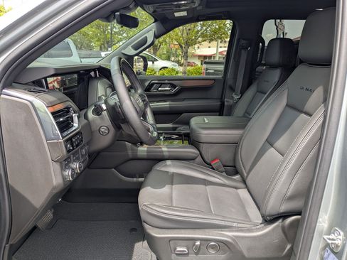 Used 2025 GMC Yukon XL Denali w/ Denali Reserve Package AWD/4WD image 18