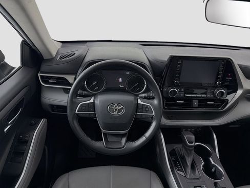 Used 2022 Toyota Highlander XLE AWD/4WD image 23