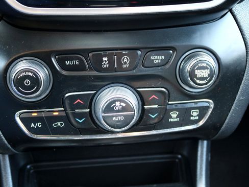 Used 2020 Jeep Cherokee Limited image 40