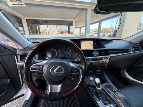 Used 2017 Lexus ES 350 w/ Luxury Package image 10