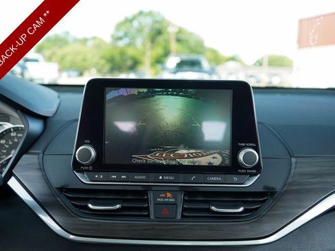 Used 2025 Nissan Altima 2.5 SV FWD image 10