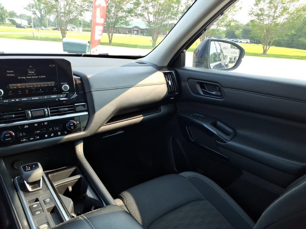 Used 2024 Nissan Pathfinder SV FWD image 14