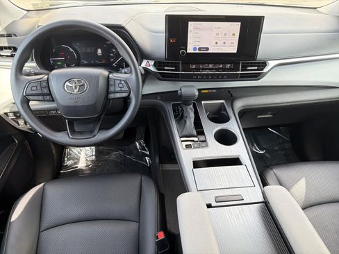 Used 2025 Toyota Sienna LE image 10