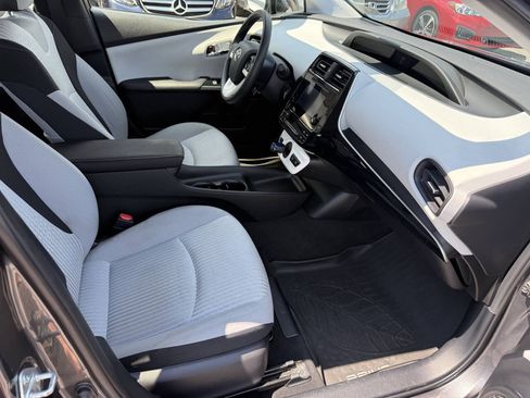Used 2017 Toyota Prius Two FWD image 9