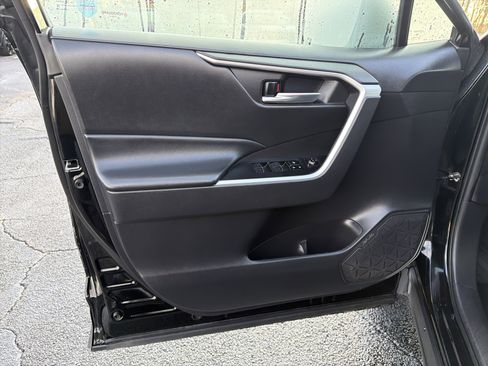 Used 2022 Toyota RAV4 XLE Premium image 10