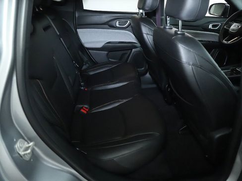 Used 2024 Jeep Compass Latitude image 32