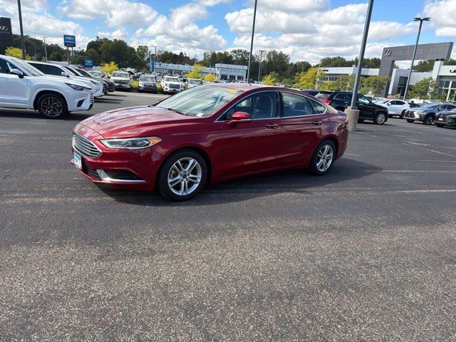 Used 2018 Ford Fusion SE w/ Fusion SE Technology Package FWD image 4