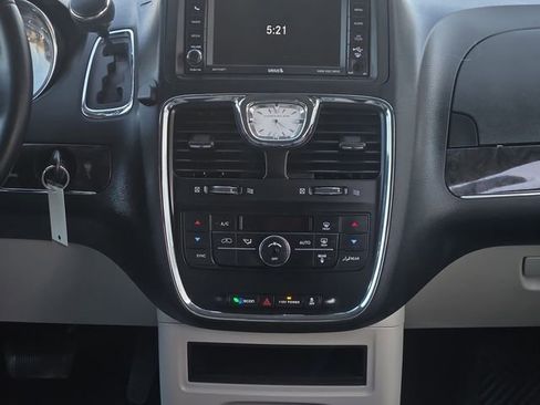 Used 2015 Chrysler Town & Country Touring image 20