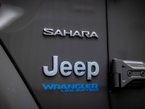 Used 2021 Jeep Wrangler Unlimited Sahara w/ Cold Weather Group AWD/4WD image 18