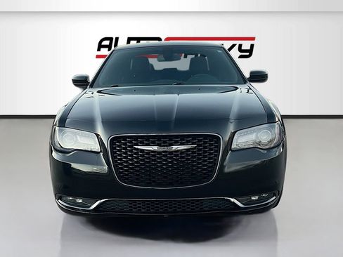 Used 2019 Chrysler 300 S image 2