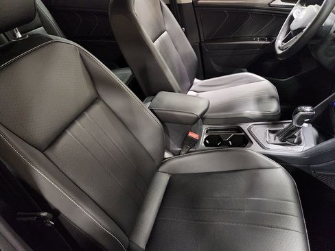 Used 2022 Volkswagen Tiguan SE image 32