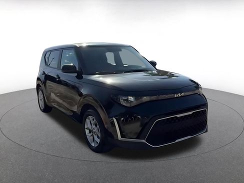 Used 2025 Kia Soul LX w/ LX Technology Package image 3