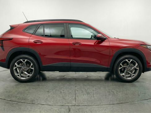 Used 2025 Chevrolet Trax LT FWD image 11