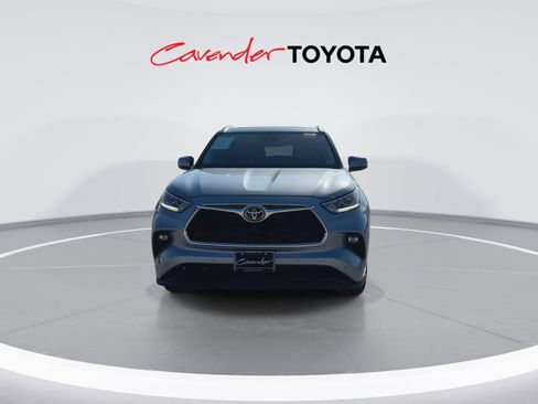 Used 2023 Toyota Highlander Limited FWD image 3