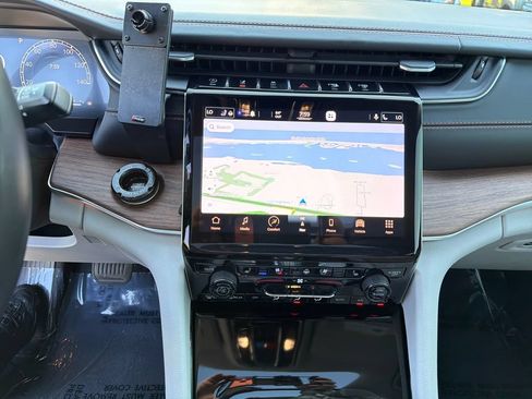 Used 2021 Jeep Grand Cherokee L Summit w/ Luxury Tech Group V AWD/4WD image 32