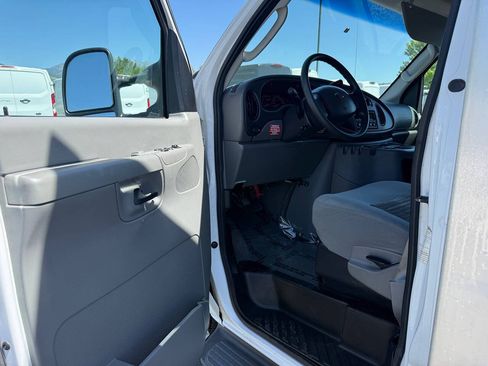 Used 2005 Ford E-350 and Econoline 350 Super Duty RWD image 31