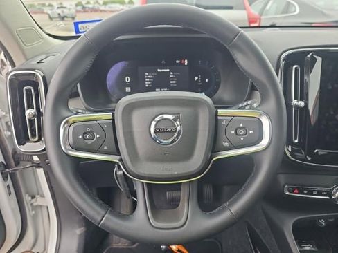 Used 2025 Volvo XC40 B5 Plus image 5