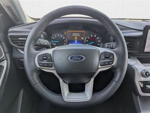 Used 2024 Ford Explorer XLT image 11