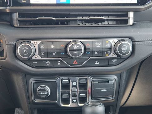 Used 2026 Jeep Gladiator Sport AWD/4WD image 15