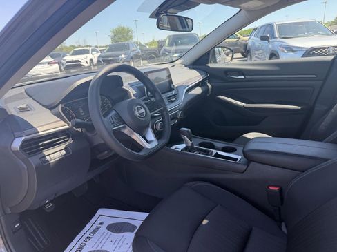 Used 2025 Nissan Altima 2.5 SV FWD image 13