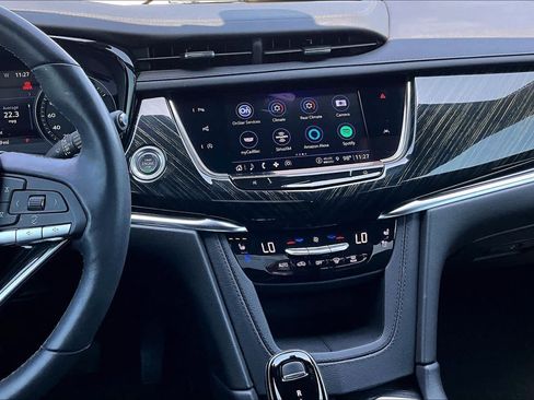 Used 2022 Cadillac XT6 Premium Luxury w/ Technology Package FWD image 7