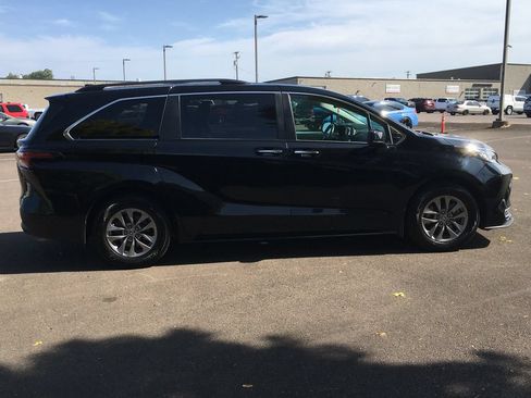 Used 2022 Toyota Sienna XLE FWD image 8