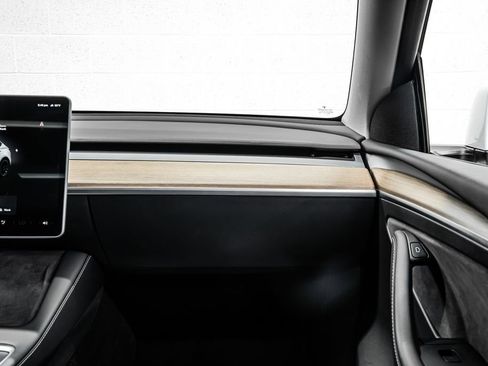 Used 2023 Tesla Model Y Long Range image 18