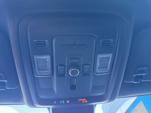 Used 2023 Chevrolet Suburban Premier image 32