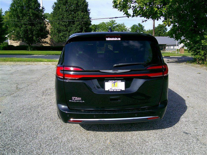 Used 2023 Chrysler Pacifica Touring-L FWD image 4
